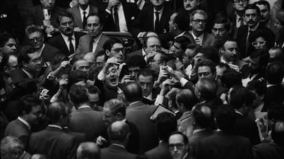 Operadores negocian a viva voz los precios de las acciones en la Bolsa de Madrid en la sesión del 20 de octubre de 1987.  