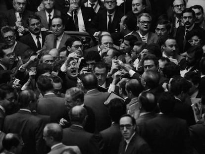 Operadores negocian a viva voz los precios de las acciones en la Bolsa de Madrid en la sesión del 20 de octubre de 1987.  