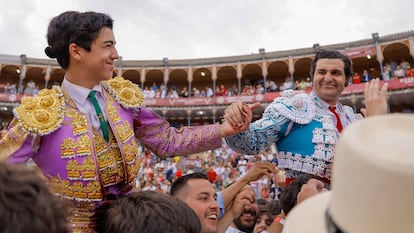 Marco Pérez, en primer término, y Morante, a la salida a hombros de la plaza de Salamanca.