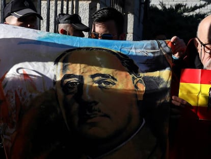 Simpatizantes de Franco en el cementerio de Mingorrubio (Madrid) el día de la exhumación de Franco.