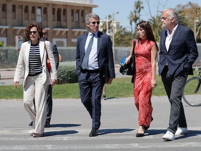 El presidente del PP, Alberto Núñez Feijóo, junto a miembros del partido y de su equipo, en Valencia. 