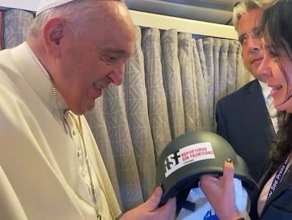 La periodista Cristina Cabrejas entrega en 2022 al Papa el casco del reportero David Beriain, asesinado en Burkina Faso en 2021.