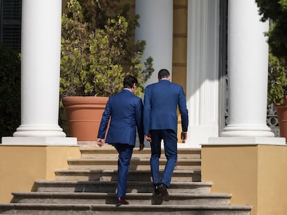 Salvador Illa y Pedro Sánchez entran en el palacio de Pedralbes, este viernes en Barcelona.
