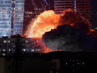 Explosión en el centro de Tel Aviv tras un ataque con misiles iraní, este viernes. 