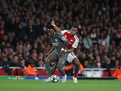 Jurrien Timber y Vinicius durante el partido de ida de Champions ante el Arsenal.