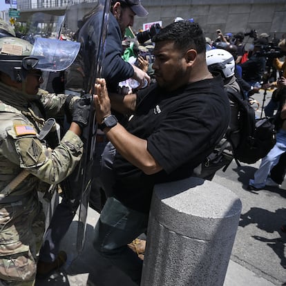 Oficiales de ICE y la Guardia Nacional se enfrentan a manifestantes el 8 de junio en Los Ángeles, California. 
