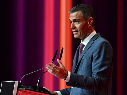El presidente del Gobierno, Pedro Sánchez, pronuncia unas palabras durante su visita este martes a las instalaciones de Netflix en Tres Cantos (Madrid) con motivo del décimo aniversario del servicio de 'streaming' en España.