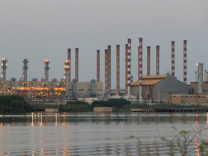 La refinería iraní de Abadan (sudoeste), en 2019, vista desde el lado iraquí.