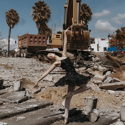 Activistas y artistas frente a una construcción en Nayarit, en junio de 2025.