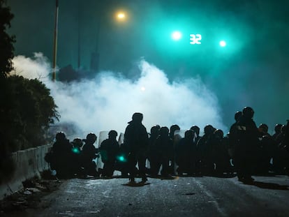 Integrantes de la Policía Boliviana y simpatizantes de Evo Morales se enfrentan en un bloqueo de caminos. 