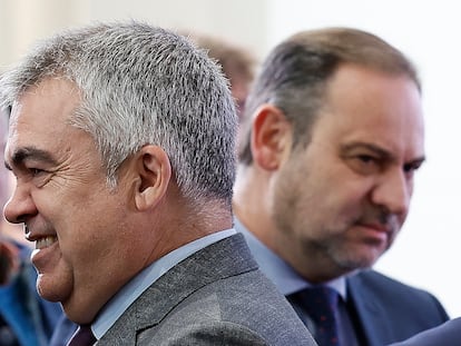 Santos Cerdán y José Luis Ábalos, en noviembre de 2023 durante la toma de posesión de Óscar Puente como nuevo ministro de Transportes.