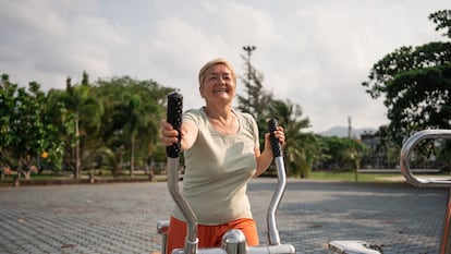 Mujer ejercicio bicicleta estática