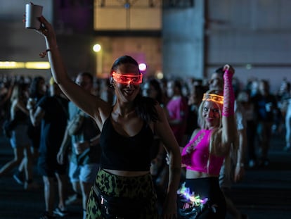 Última jornada del Festival Sónar de 2024. En la imagen, asistentes al festival decoradas con luces bailan en el Sónar by Night.

