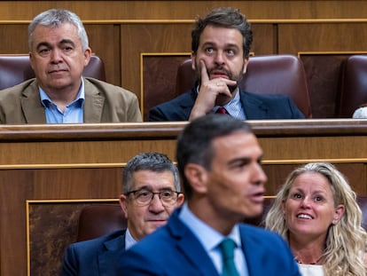 Santos Cerdán, detrás de Patxi López, sigue la intervención de Pedro Sánchez en la sesión de control al Gobierno.