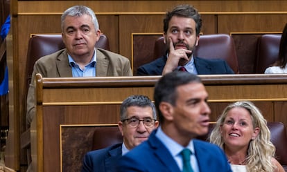 Santos Cerdán sigue la intervención de Pedro Sánchez, durante la sesión de control al Gobierno, el 11 de junio. 