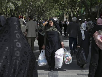 Ciudadanos iraníes pasean por Teherán, en abril.