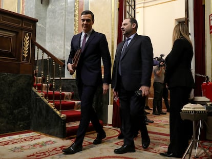 Pedro Sánchez y José Luis Ábalos en enero de 2020 en el Congreso.