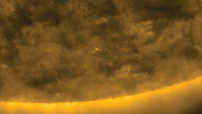 Imagen del polo sur solar, en la parte inferior, tomada por la sonda europea 'Solar Orbiter'.