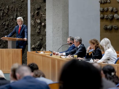 Geert Wilders (tras el atril), este miércoles durante el debate parlamentario en La Haya sobre la crisis del Gobierno holandés. Sentado (segundo por la izquierda), el primer ministro saliente, Dick Schoof, con otros tres miembros de su Ejecutivo