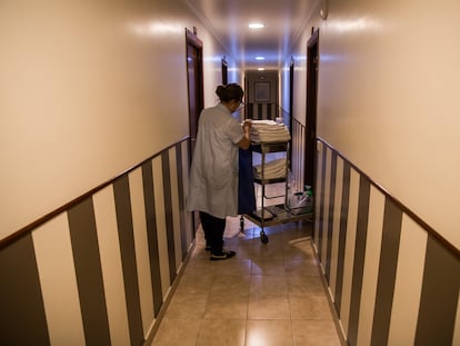 Camarera de piso en un hotel de la costa gallega. 