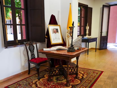 Libro de condolencias por el Papa Francisco habilitado en la Archidiócesis de Sevilla, este martes.