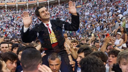 MADRID, 08/06/2025.- El diestro Morante de la Puebla sale a hombros tras la Corrida de la Beneficencia, broche de oro a la temporada de San Isidro, que se celebró este domingo en la Monumental de Las Ventas, en Madrid, con toros de Juan Pedro Domecq para los diestros Morante de la Puebla, Borja Jiménez y Fernando Adrián. EFE/Juanjo Martín
