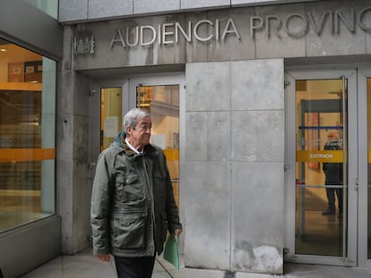 El expresidente del Principado y exvicepresidente del Gobierno, Francisco Álvarez-Cascos, a su salida de la Audiencia Provincial de Oviedo el pasado enero.