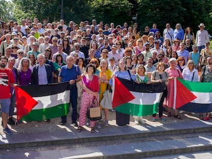 Personas del mundo de la cultura que han firmado un manifiesto a favor de Gaza posan en el parque de El Retiro en Madrid.