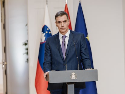 El presidente del Gobierno, Pedro Sánchez, ofrece una rueda de prensa tras un encuentro con el primer ministro de Eslovenia, Robert Golob, este jueves en La Moncloa.