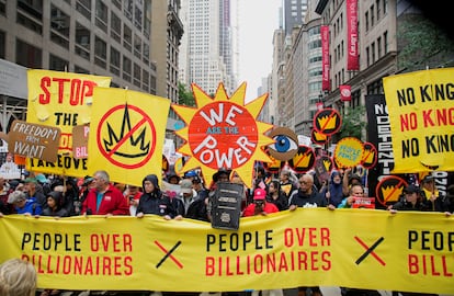 Manifestantes marchan por las calles durante la protesta 'No Kings Day' contra las políticas del presidente estadounidense Donald Trump, en la ciudad de Nueva York.