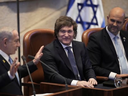 Benjamín Netanyahu (izquierda), recibe al presidente argentino, Javier Milei (centro), en el Parlamento israelí este miércoles. 