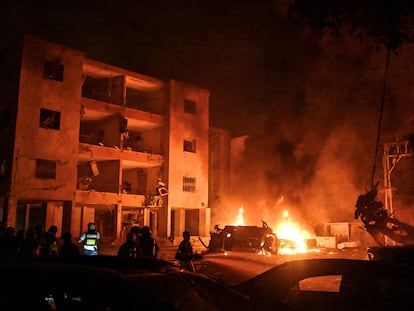 Los servicios de emergencia de Israel trabajaban este domingo en Haifa después de la última oleada de bombardeos iraníes.