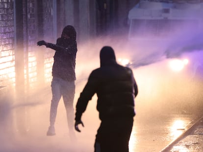 Manifestantes lanzan objetos contra la policía este miércoles en la localidad de Ballymena.