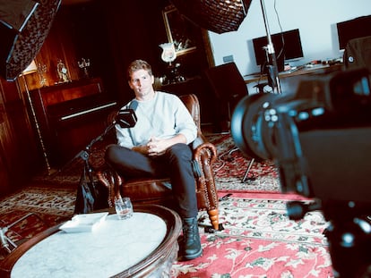 Pedro Buerbaum, en el estudio de Madrid donde graba los episodios del videopodcast ‘Worldcast’.