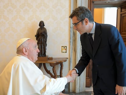 El papa Francisco recibe al ministro español de la Presidencia, Félix Bolaños, en junio de 2022.