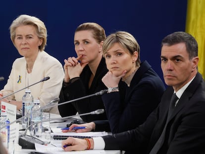 La presidenta de la Comisión Europea, Ursula von der Leyen (primera por la izquierda) y el presidente del Gobierno, Pedro Sánchez, el pasado febrero en Ucrania.