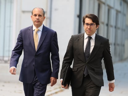 Carlos Neira (izquierda), hoy a su llegada al Tribunal Supremo.