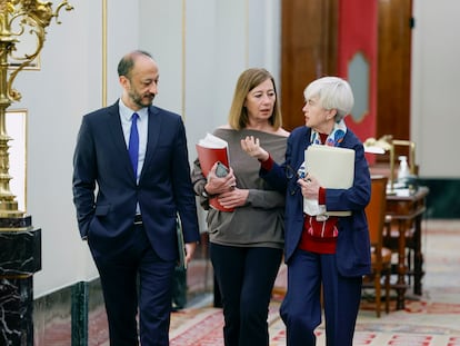 La presidenta del Congreso, Francina Armengol (centro), junto al vicepresidente primero, Alfonso Gómez de Celis, y la secretaria segunda, Isaura Leal, este martes. 