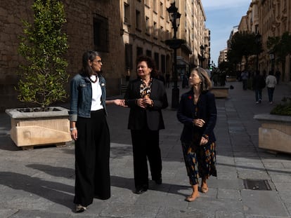 La comisionada para la celebración de los 50 años de España en libertad, Carmina Gustrán; la directora de la Pinacoteca de Grecia, Syrago Tsiara y la comisionada para la celebración de los 50 años del 25 de abril, Maria Inácia Rezola (Portugal), por las calles de Salamanca.