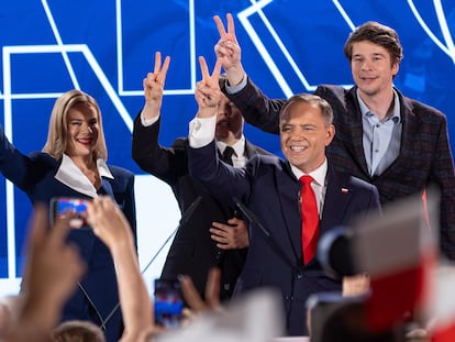 El ultraconservador Karol Nawrocki celebra su victoria electoral junto a su familia, este domingo en Varsovia. 