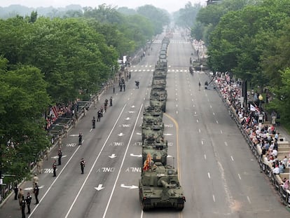 Una columna de tanques en el desfile de este sábado.