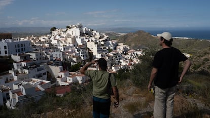 Javier Rodríguez y un visitante, en un alto en Mojácar desde el que se ve el pueblo entero y la costa.