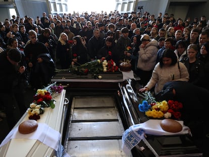 Entierro el lunes de Danylo Khudia, 17 años, y sus padres, Oleg (49) y Victoria (46), tres de los 12 muertos en el mayor bombardeo ruso sobre Kiev desde el pasado verano.