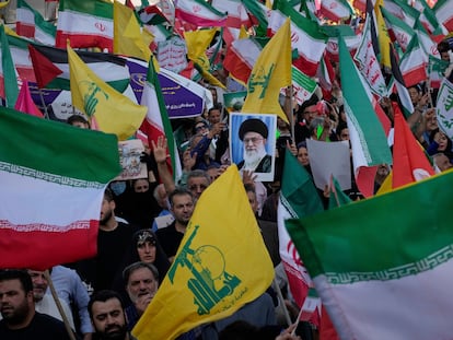 Manifestantes sostienen una imagen del líder supremo iraní, Ali Jamenei, en Teherán, este sábado. 