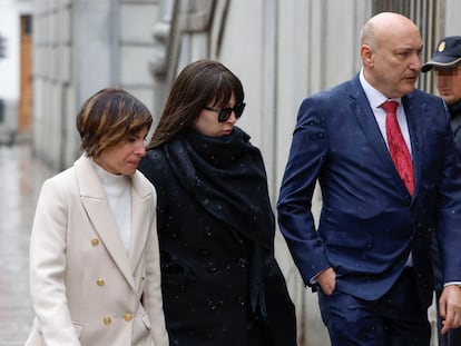 Jésica R. (en el centro), a su llegada para declarar ante el Tribunal Supremo, el pasado 27 de febrero.