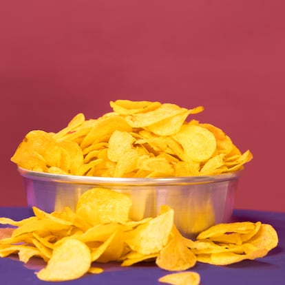 Bol con patatas fritas de bolsa. / MOEH ATITAR