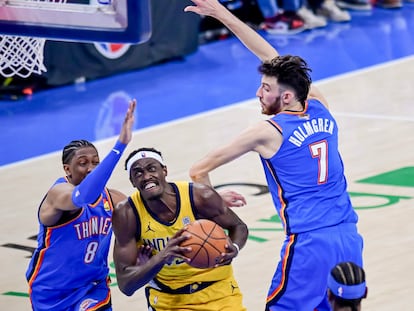 Pascal Siakam entra a canasta, defendido por Jalen Williams y Chet Holmgren en el partido de este domingo.