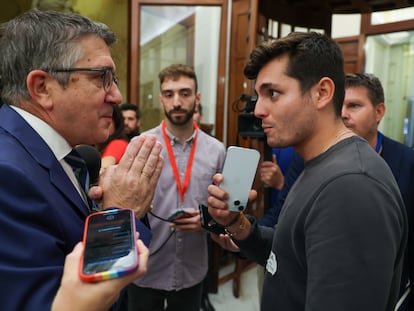 El socialista Patxi López con Vito Quiles en el Congreso. 