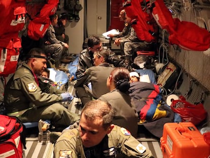 Traslado de dos de los niños perdidos en la Amazonia en un avión del ejército colombiano, en mayo de 2023.