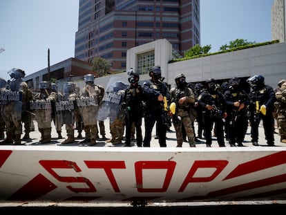 Guardias nacionales aseguran el edificio federal Edward R. Roybal, durante las protestas contra las redadas de inmigración en Los Ángeles.